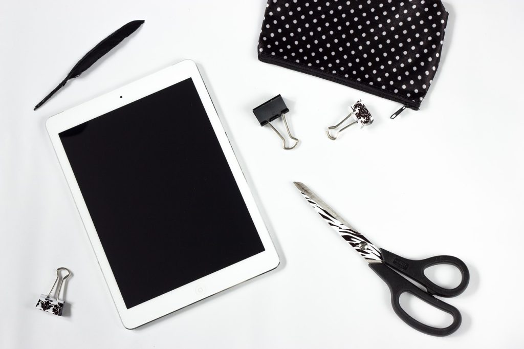 tablet, work desk, scissors-1137688.jpg